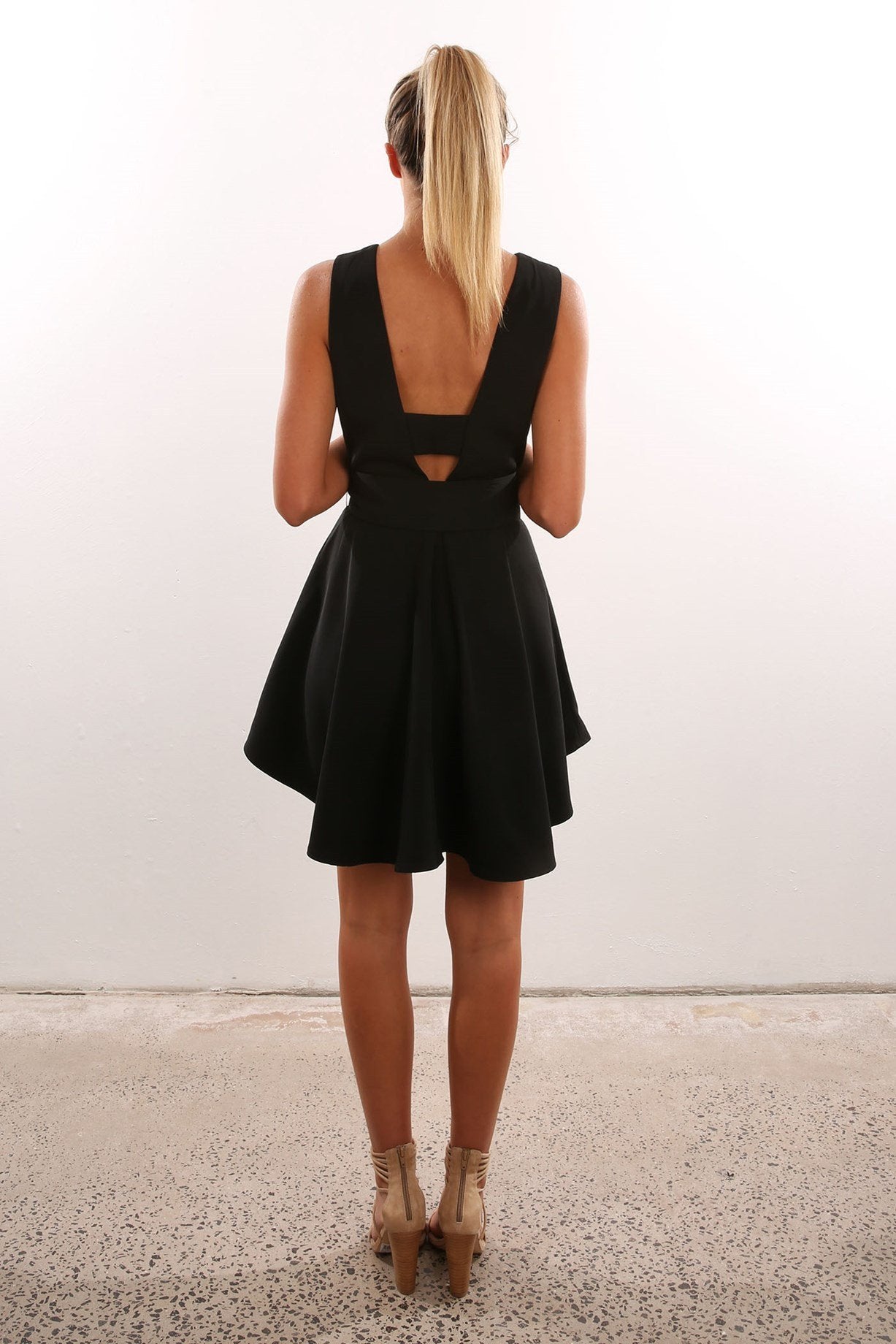 Open Back Sleeveless Solid V-neck Short High-waist Dresses - Meet Yours Fashion - 7